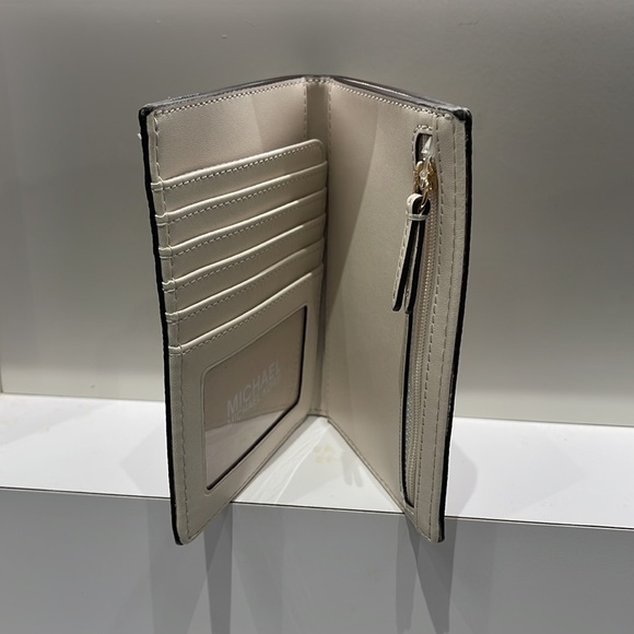 Michael Kors Jet Set Travel Passport Wallet
Light Cream Signature/Golden-NWT - Picture 8 of 16